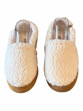 Acorn faux fur slippers 9.5-10.5, cream colored